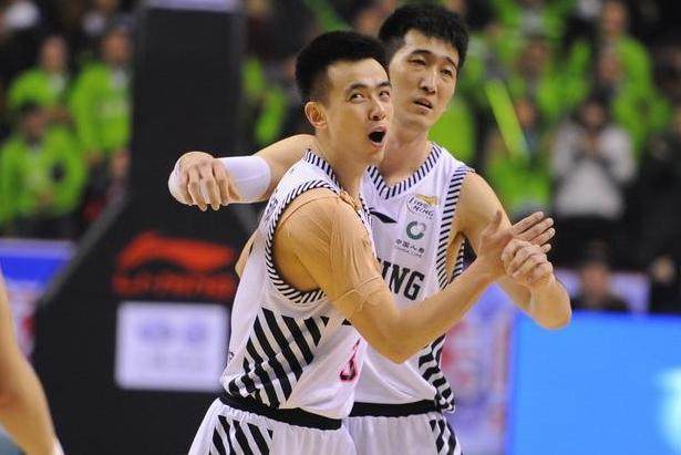 关键球打成后教练激动怒吼（关键球命中，主帅激动怒吼）