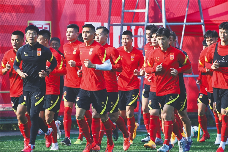 NBA：湖人险胜火箭 詹姆斯砍下全场最高分（湖人惊险击退火箭，詹姆斯轰全场最高分）