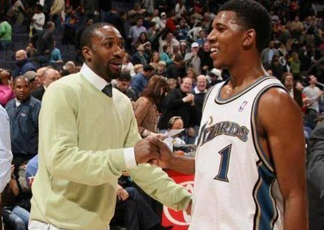 勇士防守体系改善，末节失误明显减少（勇士防守架构升级，末节失误大幅下降）