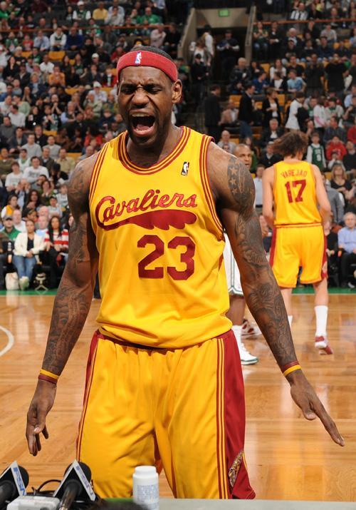 从埃夫勒街区到足球界巅峰：记登贝莱和乌帕梅卡诺的友谊（从埃夫勒街头到足坛之巅：登贝莱与乌帕梅卡诺的情谊）