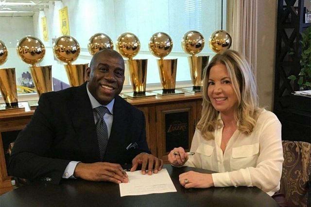 太阳报：麦克托米奈领意甲最佳球员奖，被女友透视着装抢风头（太阳报：麦克托米奈加冕意甲最佳球员，女友透视造型抢镜）