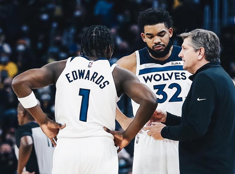 格雷米奥扳平后，主帅梅内塞斯与球迷发生口角并向其竖中指（格雷米奥追平后，主帅梅内塞斯与球迷口角并做出竖中指手势）