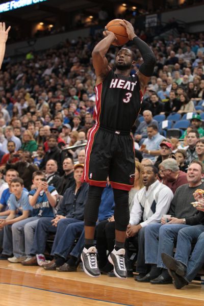 多特4-0十人黄潜，吉拉西双响，阿德耶米、斯文松建功，法比奥-席尔瓦失点（十人黄潜遭多特4-0横扫：吉拉西梅开二度，阿德耶米、斯文松破门，法比奥-席尔瓦点球失手）