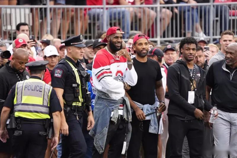 西媒：亚马尔被曝上周五出现在夜总会，目击者证实消息属实（西媒称亚马尔上周五疑似现身夜店，目击者称亲眼所见）