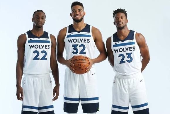 曼谷联后卫：我们已经四连平了，希望能战胜万隆昂首出线（曼谷联后卫：四连平后盼击败万隆，昂首出线）